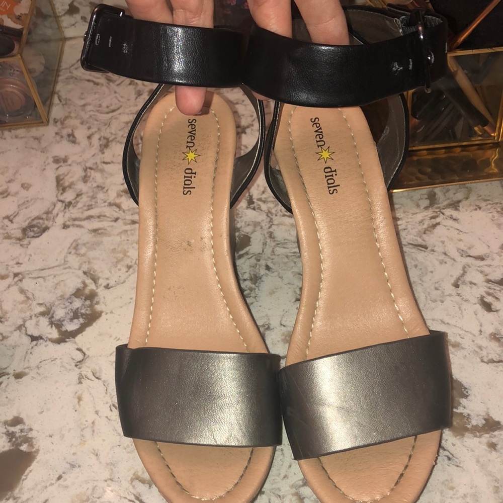 Seven dials healed shoe